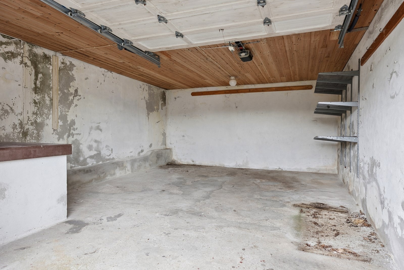 Garasje med automatisk portåpner. Galleribilde