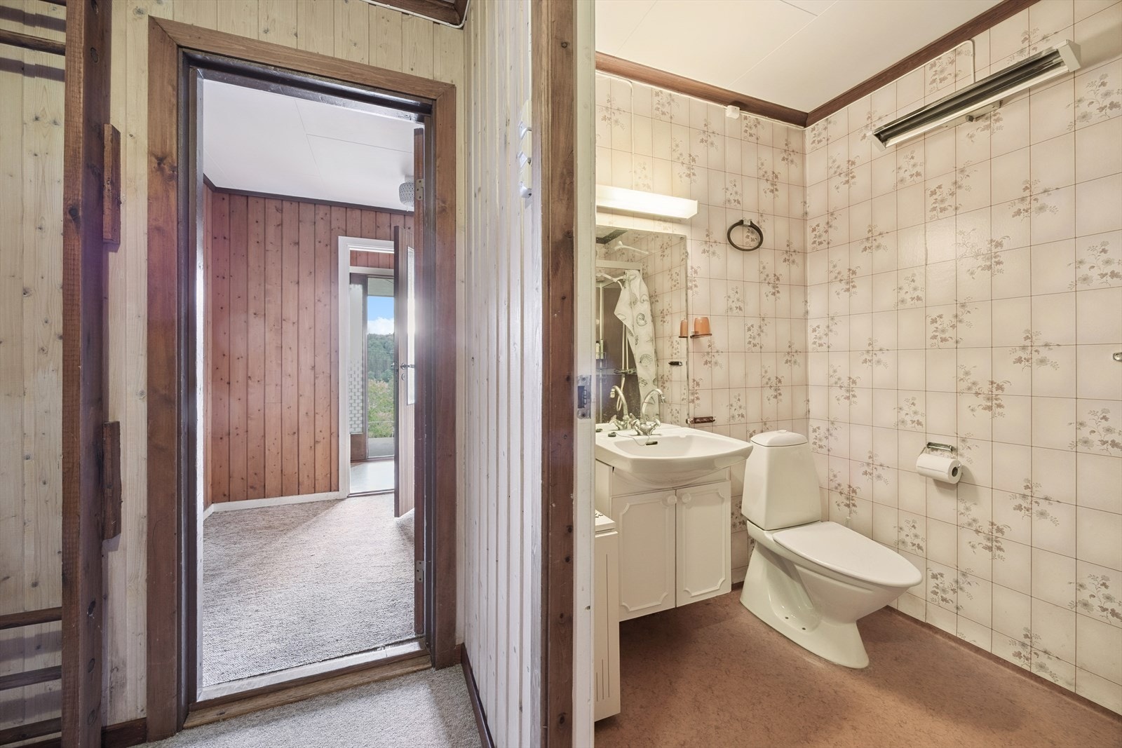 Bad og ganger i underetasjen. Galleribilde