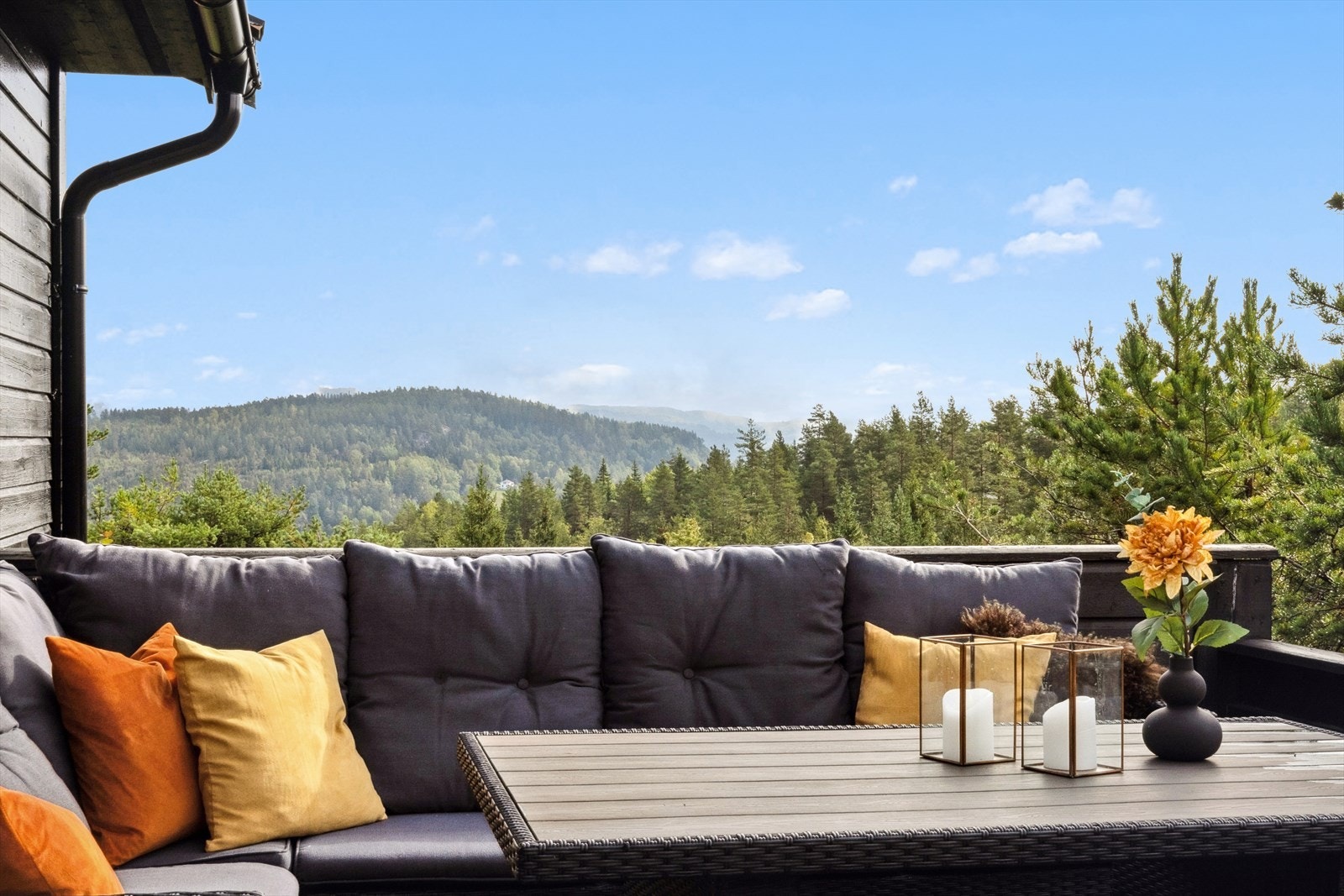 Her er det også nydelig utsikt over omkringliggende fjellområder. Galleribilde