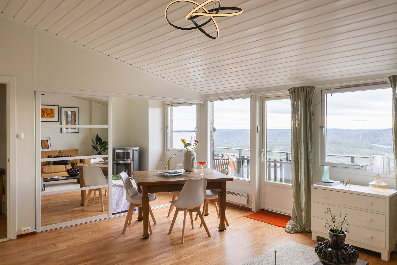 solrik, lys og luftig stue med stor takhøye og hems.
Bildet er tatt fra nord østre hjørnet av stuen mot sør vest.
Speilskyvedørene som adskiller soverom 2, gir ekstra romfølelse.
Den fantstiske utsikten preger hele leiligheten. Galleribilde