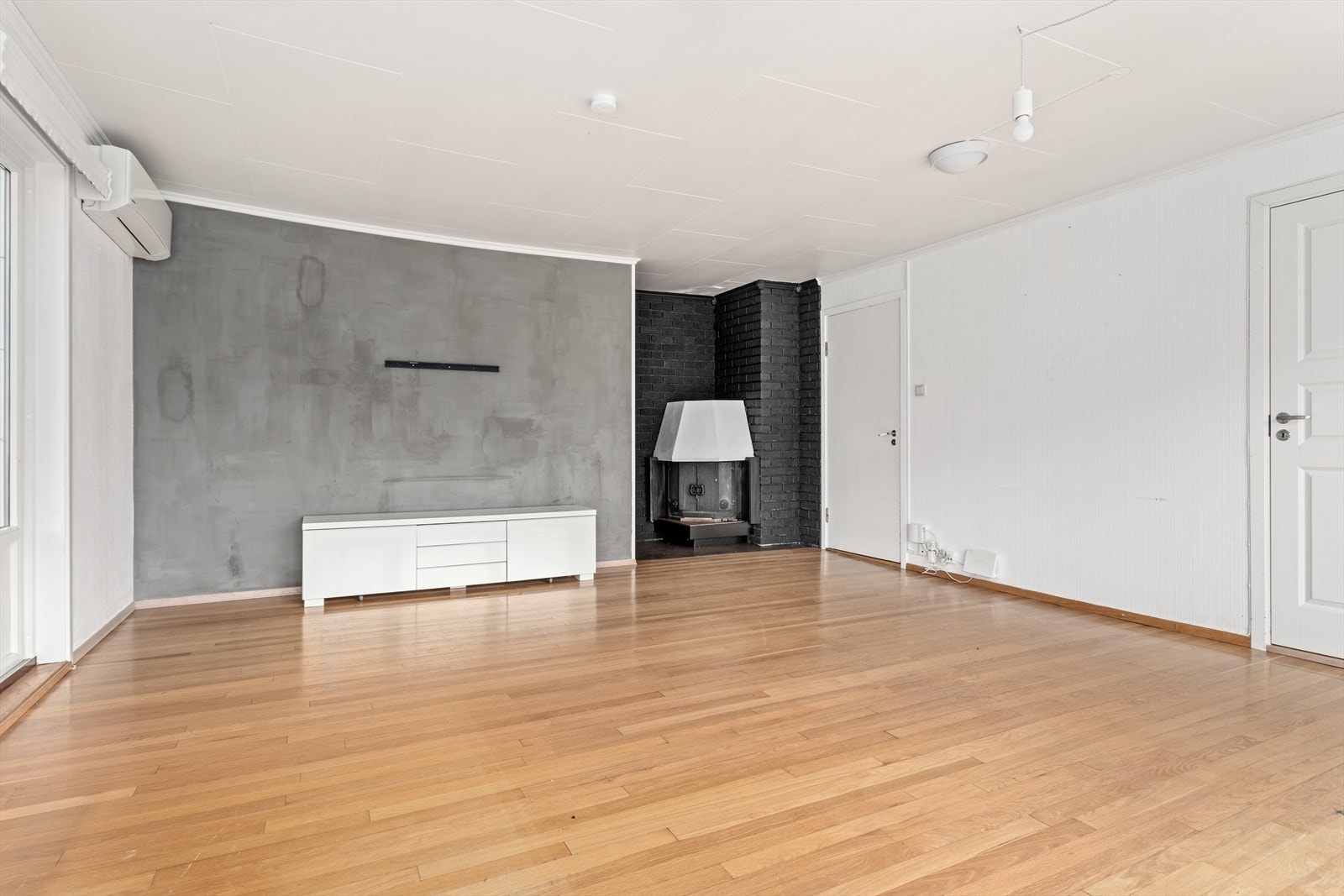 Rommet er av god storleik med plass til innreiing av fleire sittegrupper. Galleribilde