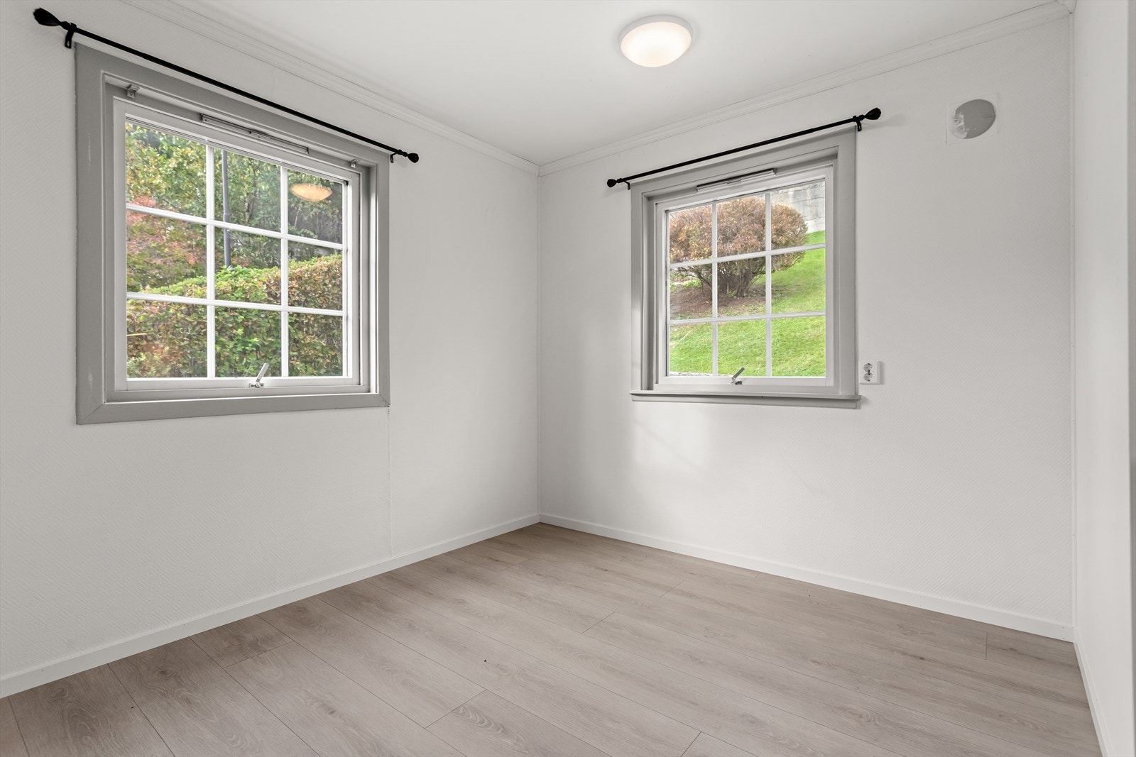 Det er god plass til etegruppe på kjøkkenet. Galleribilde