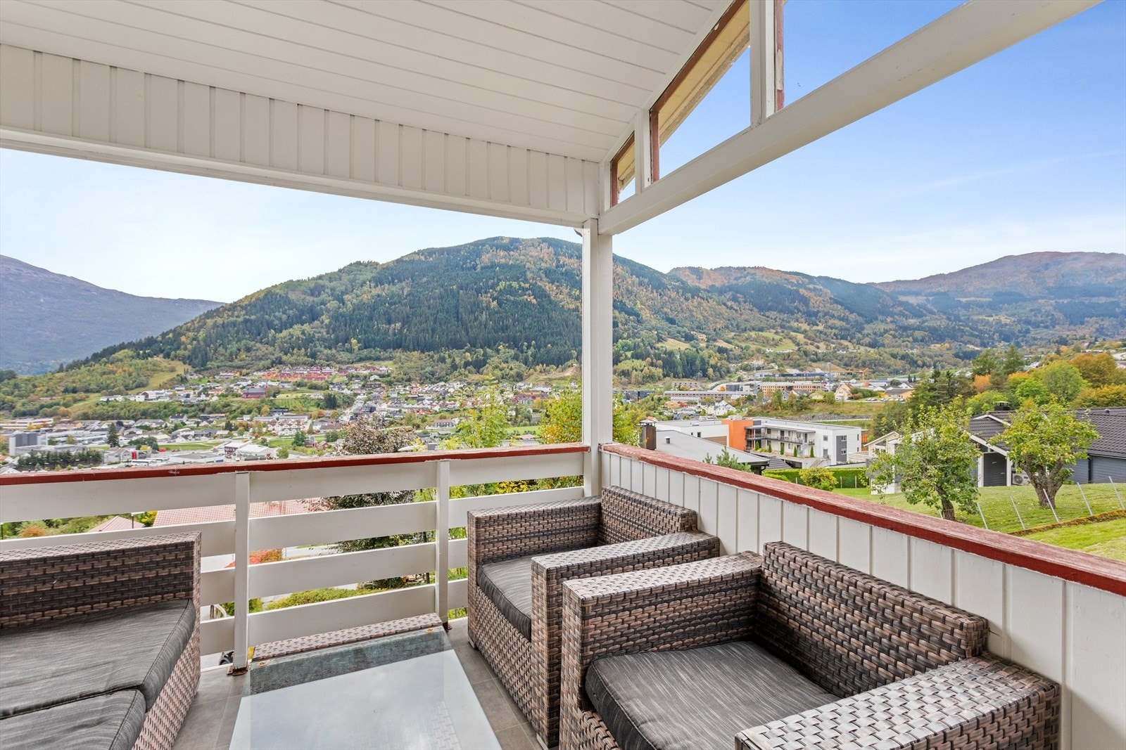 Ein perfekt stad for fred og ro. Her ute kan ein fint forlenge sommarkvelden då ein sit lunt og fint under tak. Galleribilde