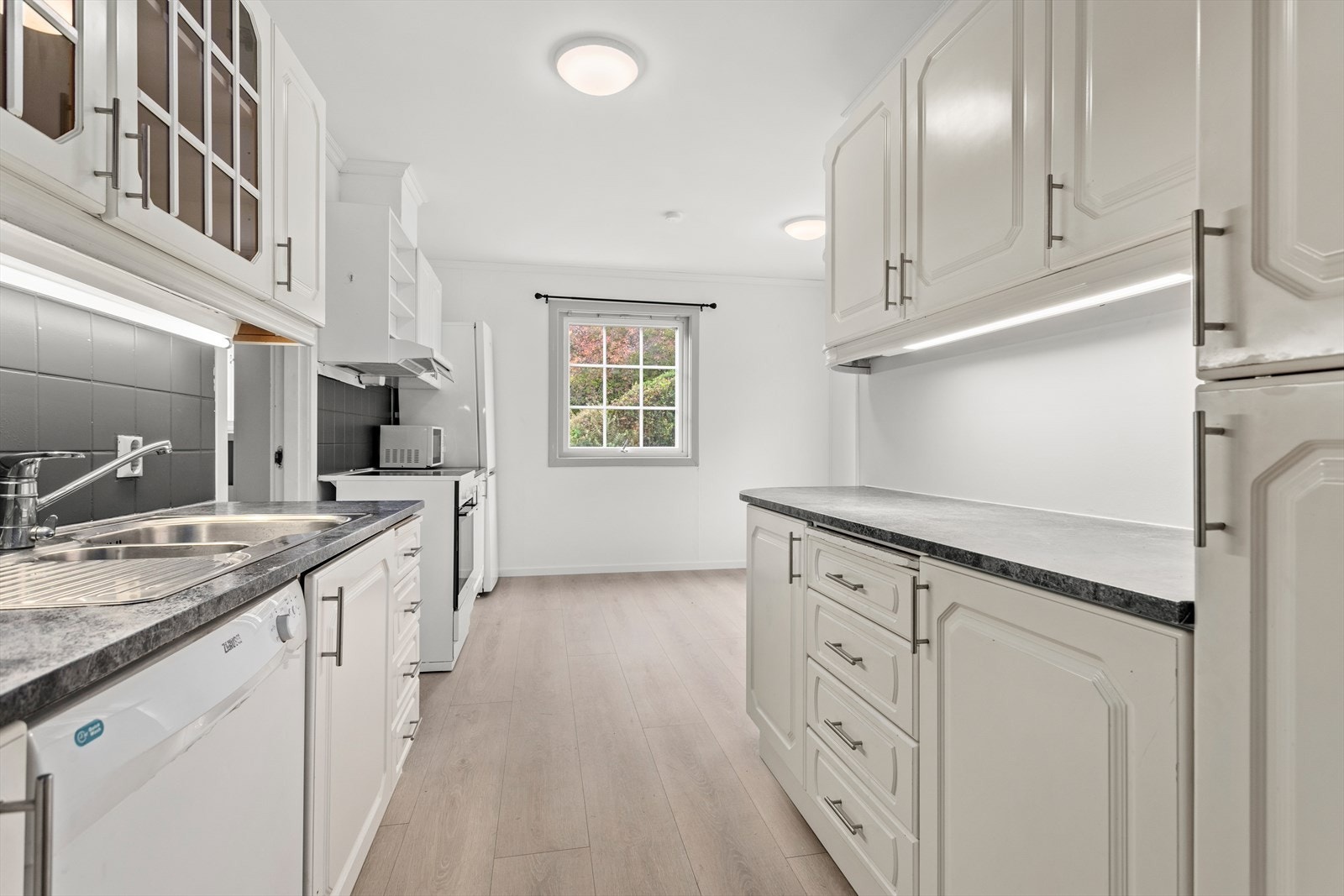 Kjøkkenet har godt med lagringsplass i både overskåp og skuffer. Galleribilde