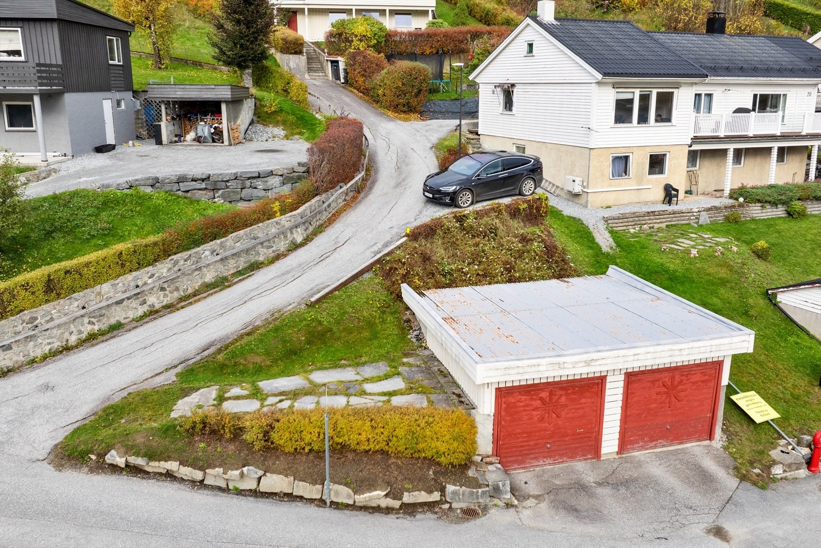 Det er ein parkeringsplass til venstre for garasjen og ein like over. Garasjen ligg på festagrunn. Festeavgifta pr år er kr 1 837,- Galleribilde