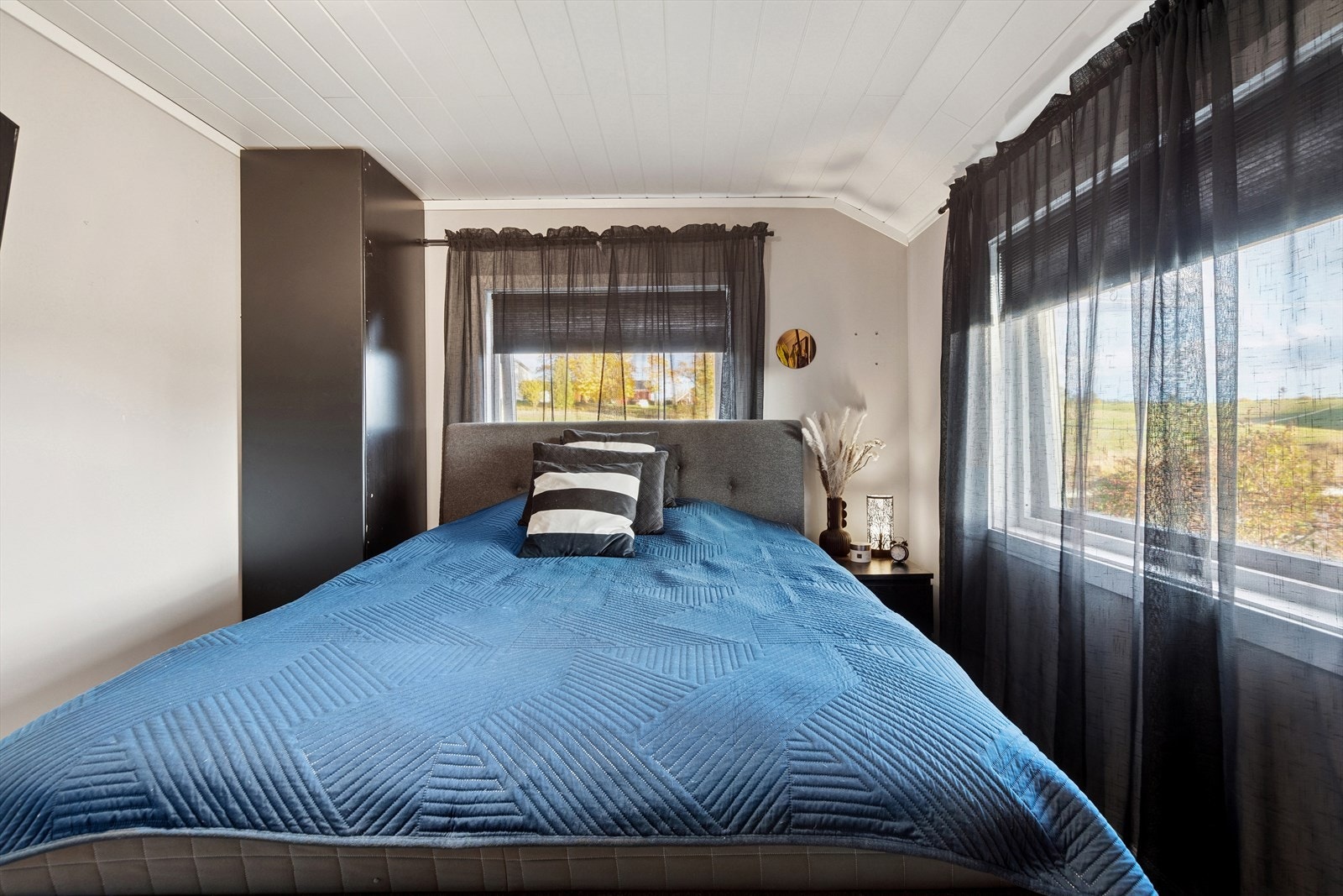 Lyse og romslige soverom med gode innredningsmuligheter - her kan du virkelig finne roen. Galleribilde