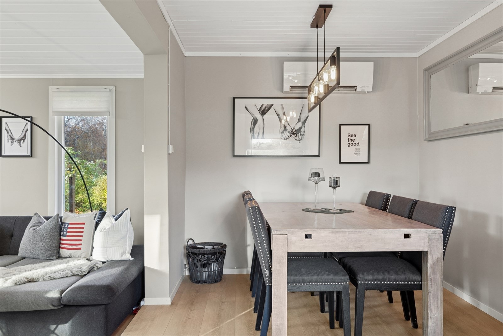 Stuen har en naturlig inndeling som gjør det enkelt å innrede med både sofakrok og spiseplass. Galleribilde