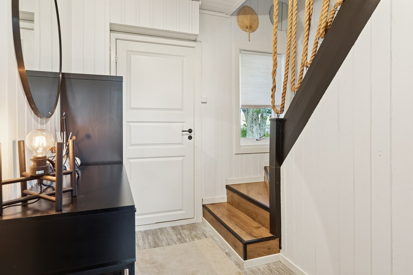 Lys og luftig gang som binder etasjene sammen. Galleribilde