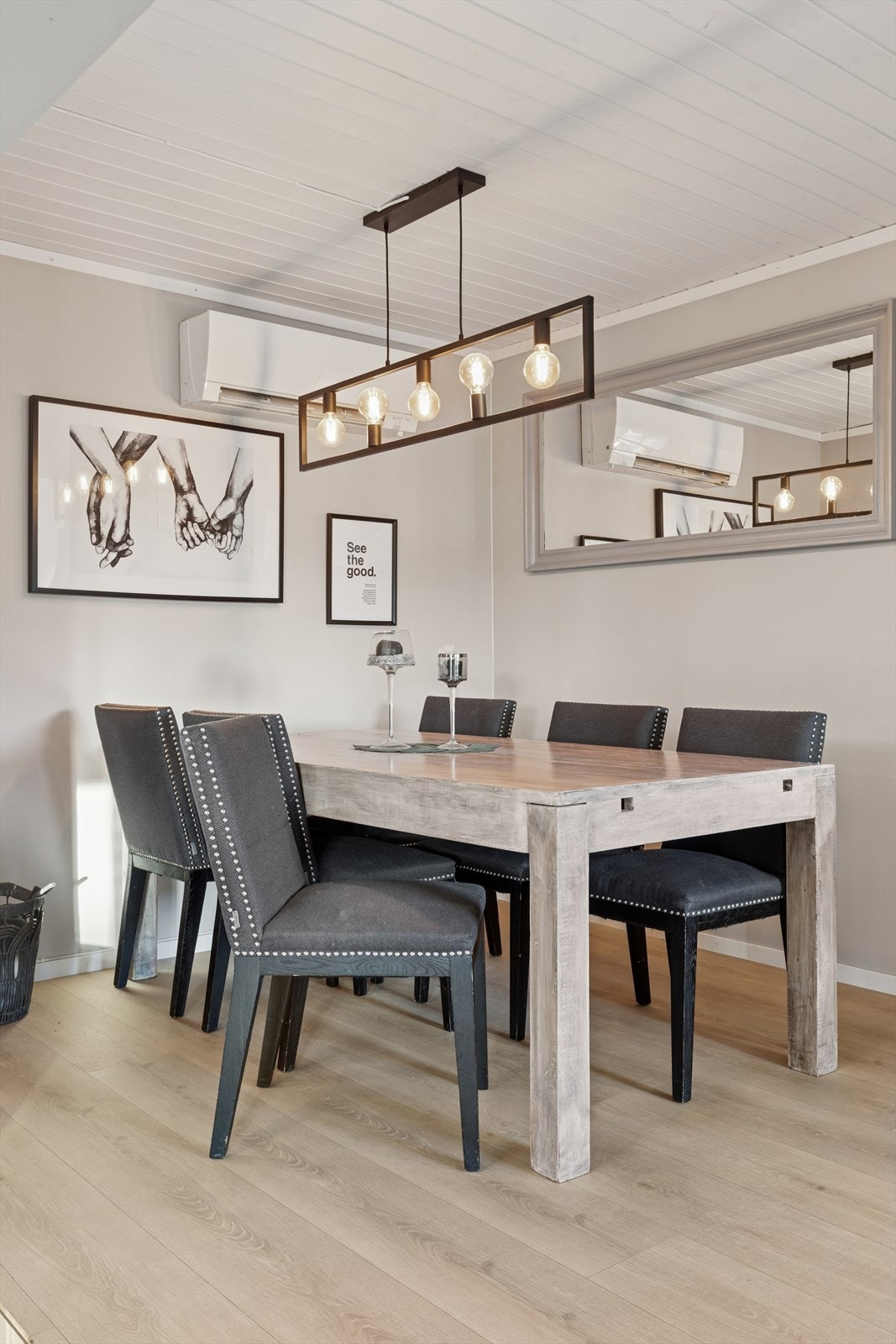 Romslig og lys sone til spisebordet som er perfekt for både hverdagsbruk og selskap. Galleribilde