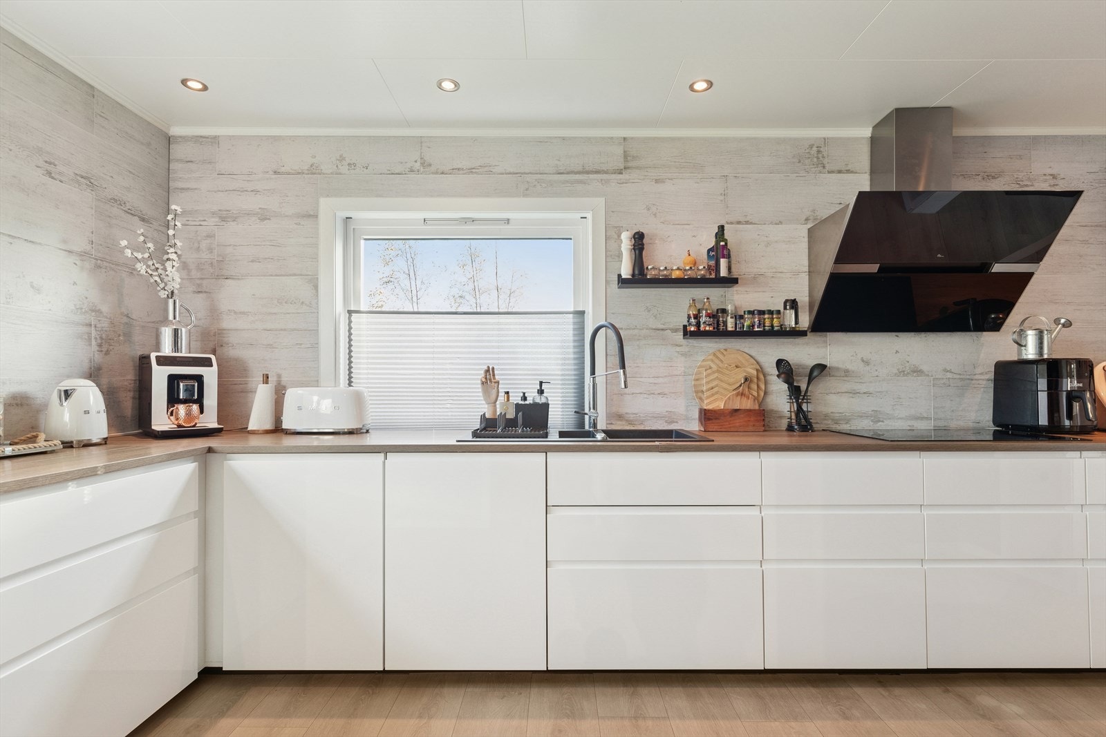 Kjøkkenet fremstår som et lyst og behagelig med vinduer som gir et fint arbeidslys og behagelig atmosfære. Galleribilde