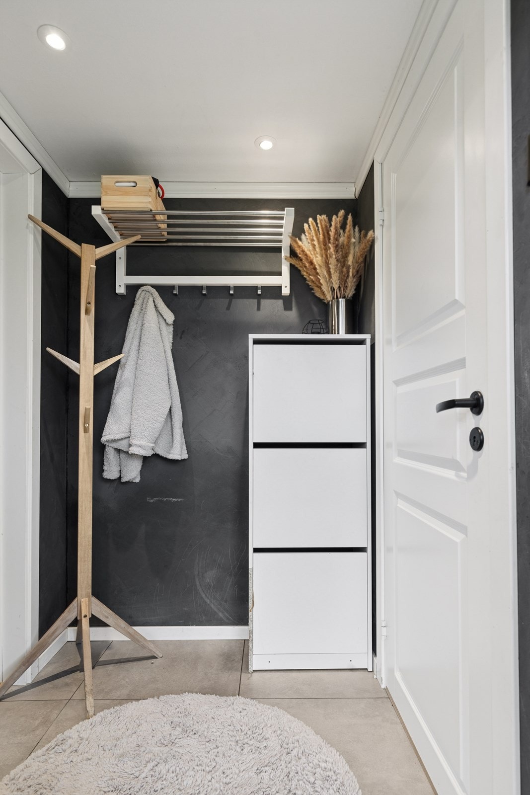 En lys og lekker entré gir et godt førsteinntrykk, og tilbyr også plass til sko og yttertøy. Galleribilde