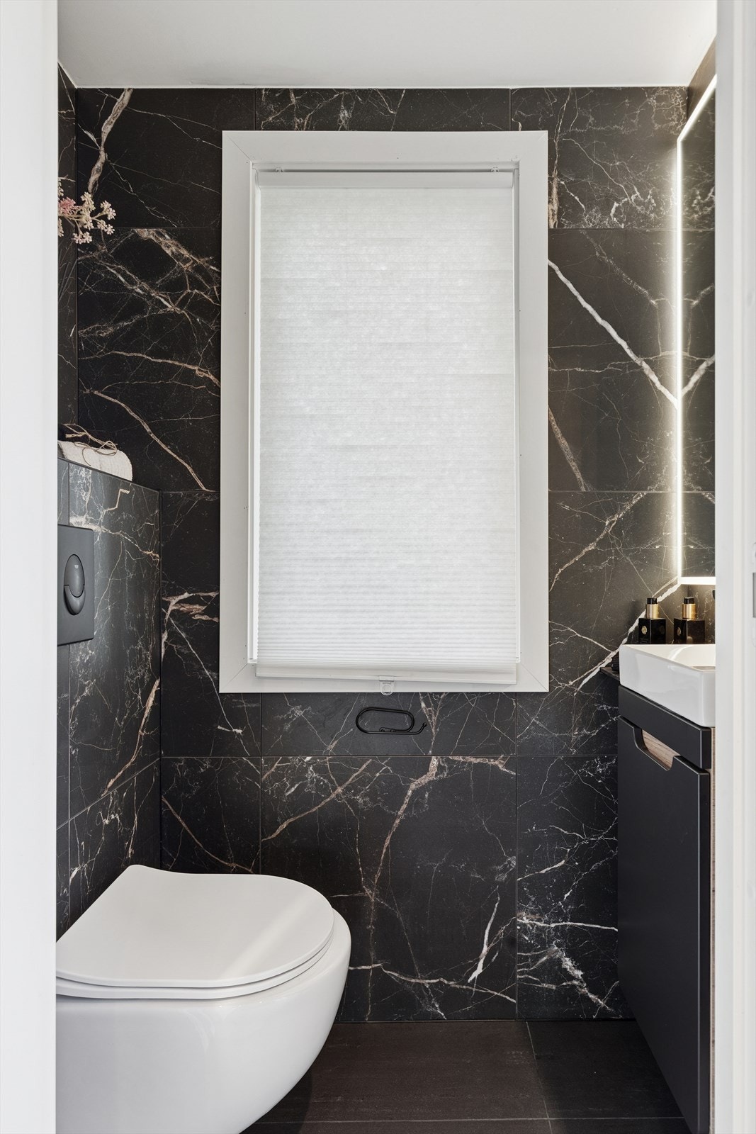 I 1. etasje har man et meget delikat toalettrom med moderne fliser. Galleribilde