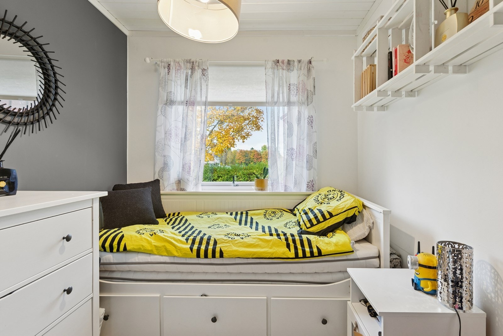 Rommet benyttes i dag som et soverom og ligger i 1.etasje, men er kun 4,7 kvm. Videre er også et av soverommene i 2.etasje 6,5 kvm og dette tilfredsstiller ikke den anbefalte størrelsen for rom til varig. opphold. Galleribilde