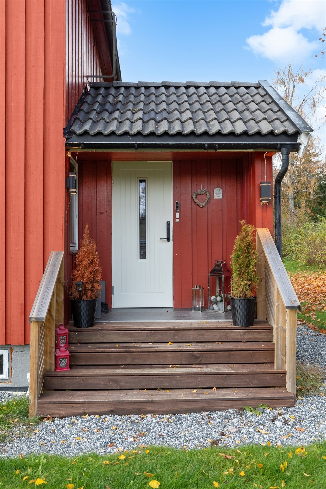 Velkommen hjem! Her blir du møtt med en varm og praktisk velkomst med overbygget inngangsparti som skjermer for vær og vind. Galleribilde