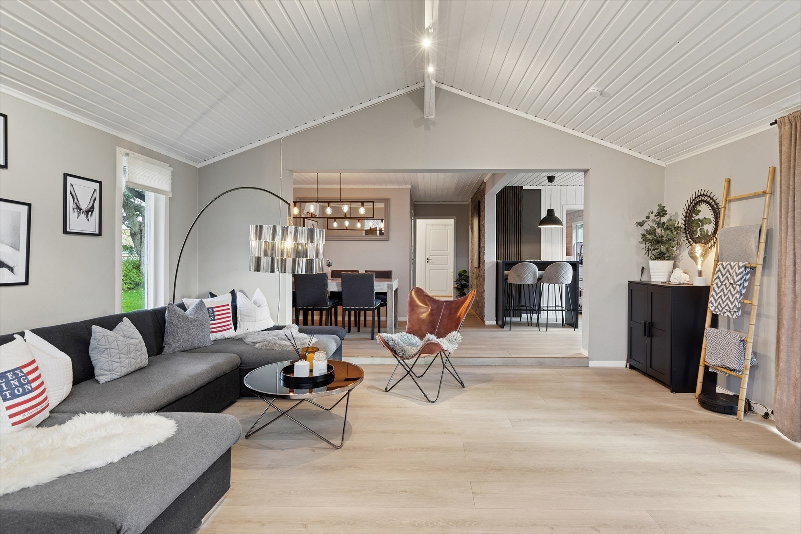 En oppgradert enebolig som kombinerer praktiske løsninger med moderne stil. Galleribilde