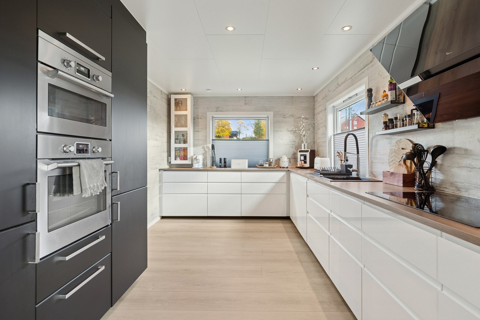 Det moderne kjøkkenet kombinerer rene linjer, god lagringsplass og integrerte hvitevarer. Galleribilde