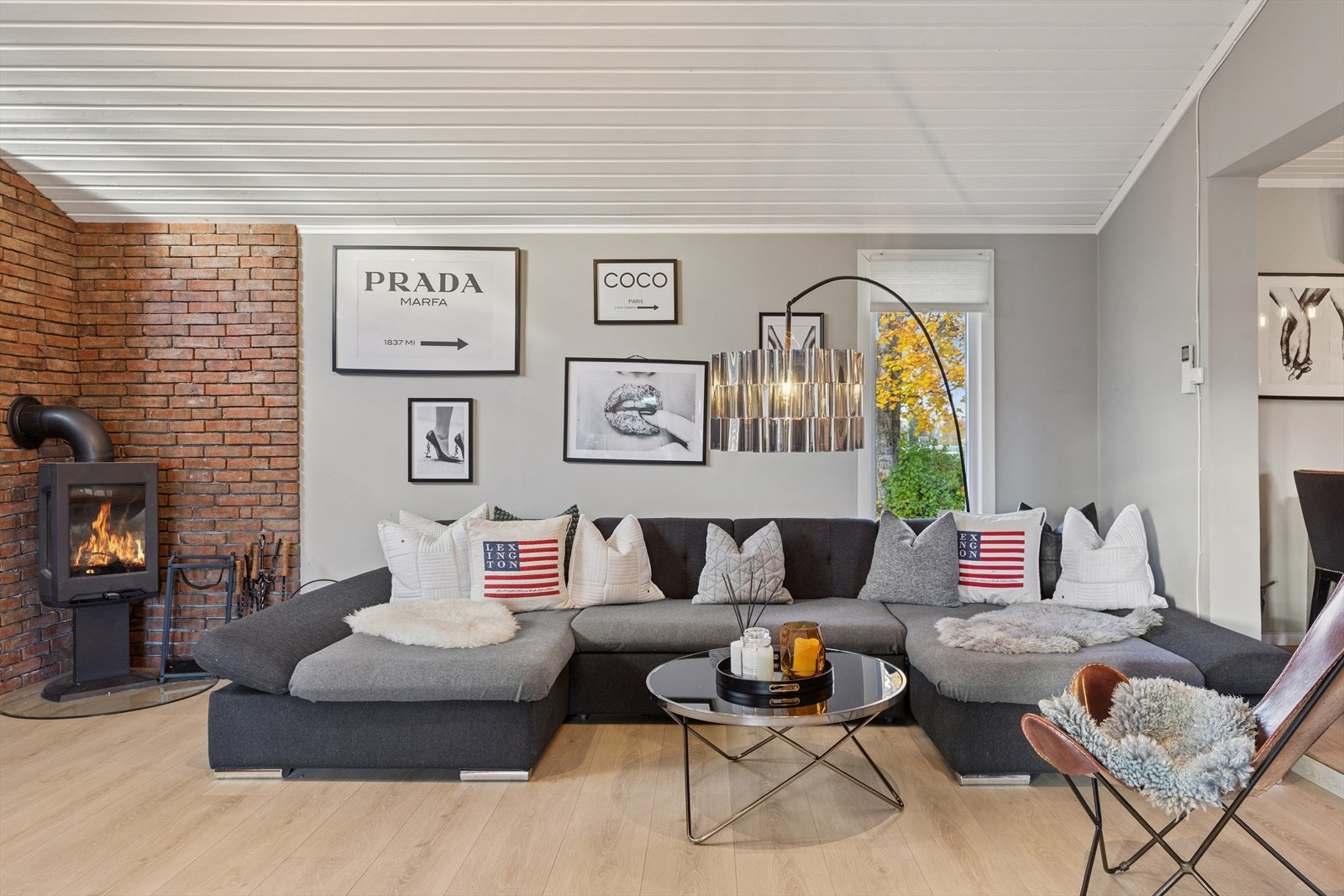 Med teglsteinspipe og vedovn skapes det en lun atmosfære i den romslige stuen - perfekt for det kalde vinterhalvåret. Det er også installert varmepumpe i boligen. Galleribilde