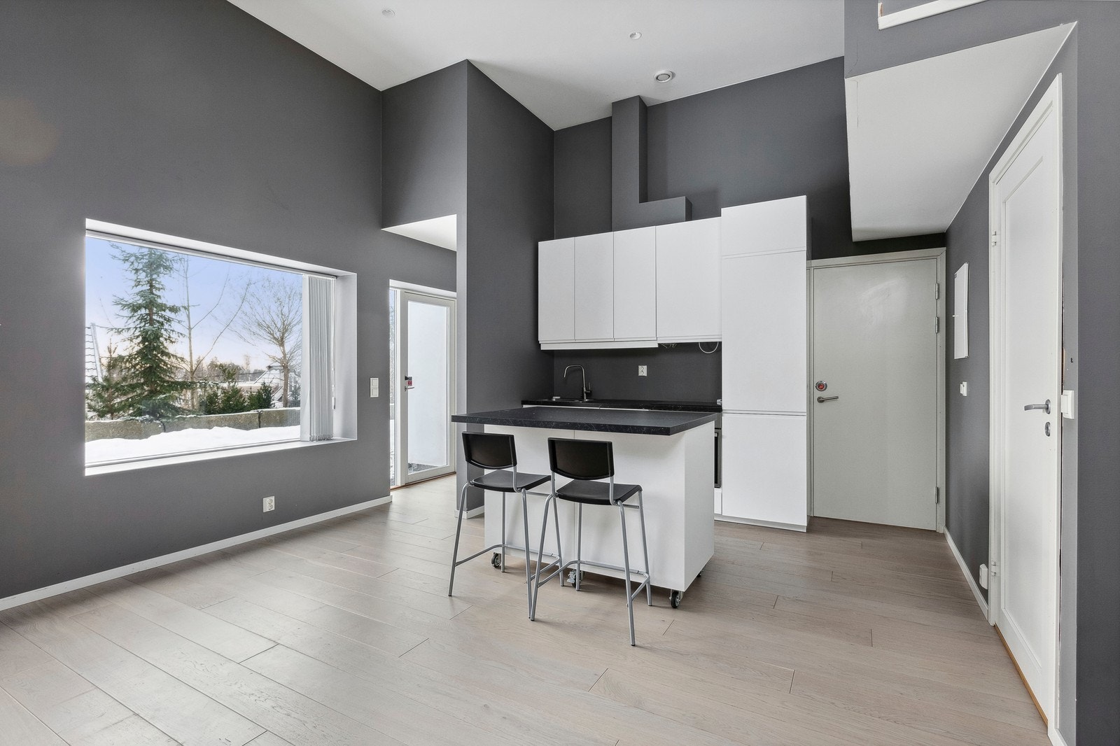 Eiendommen ligger meget sentralt i et rolig og solrikt område med kort avstand til alt. Galleribilde