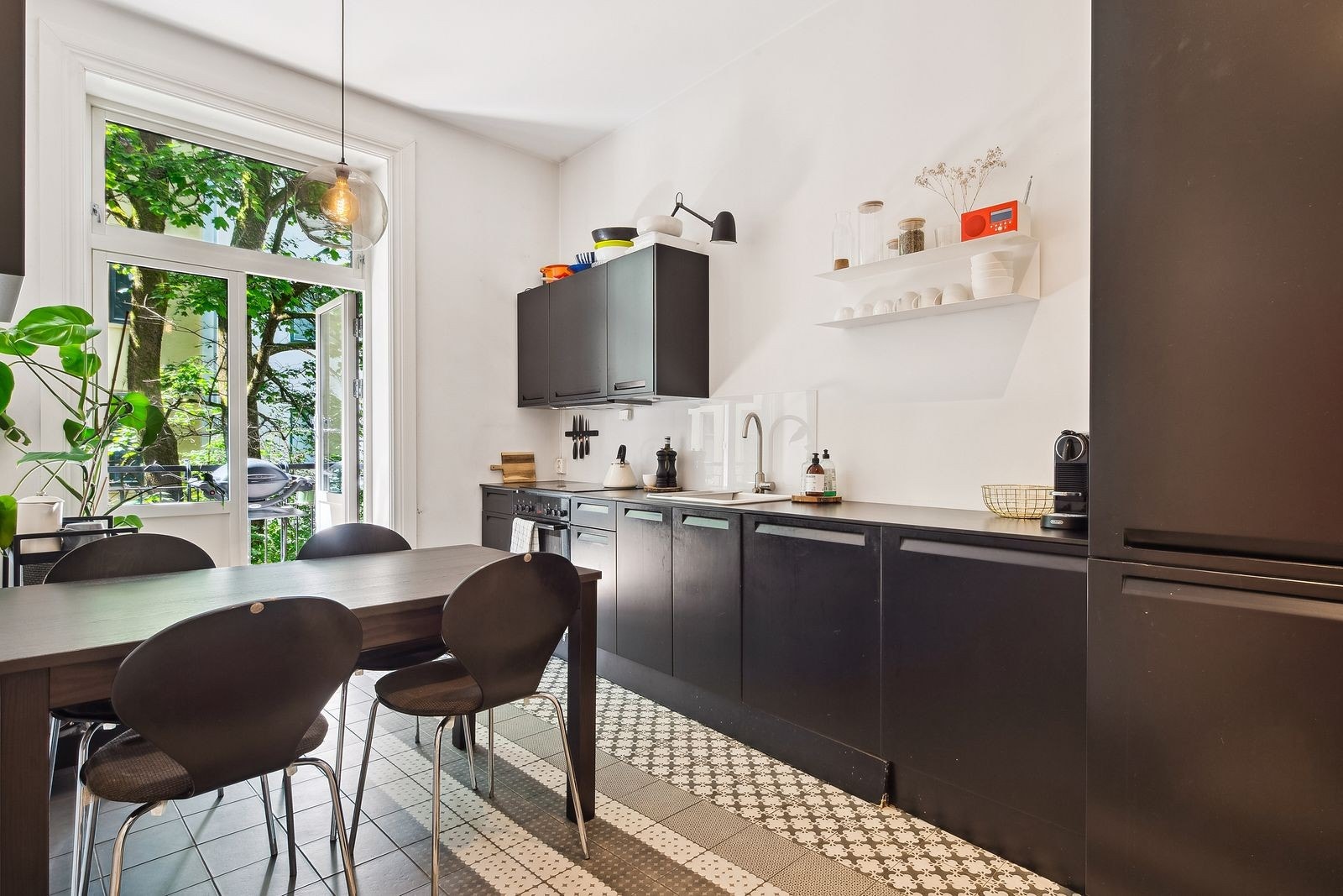 Flott kjøkken med varmekabler i gulv. Her har du alt av hvitevarer. Galleribilde