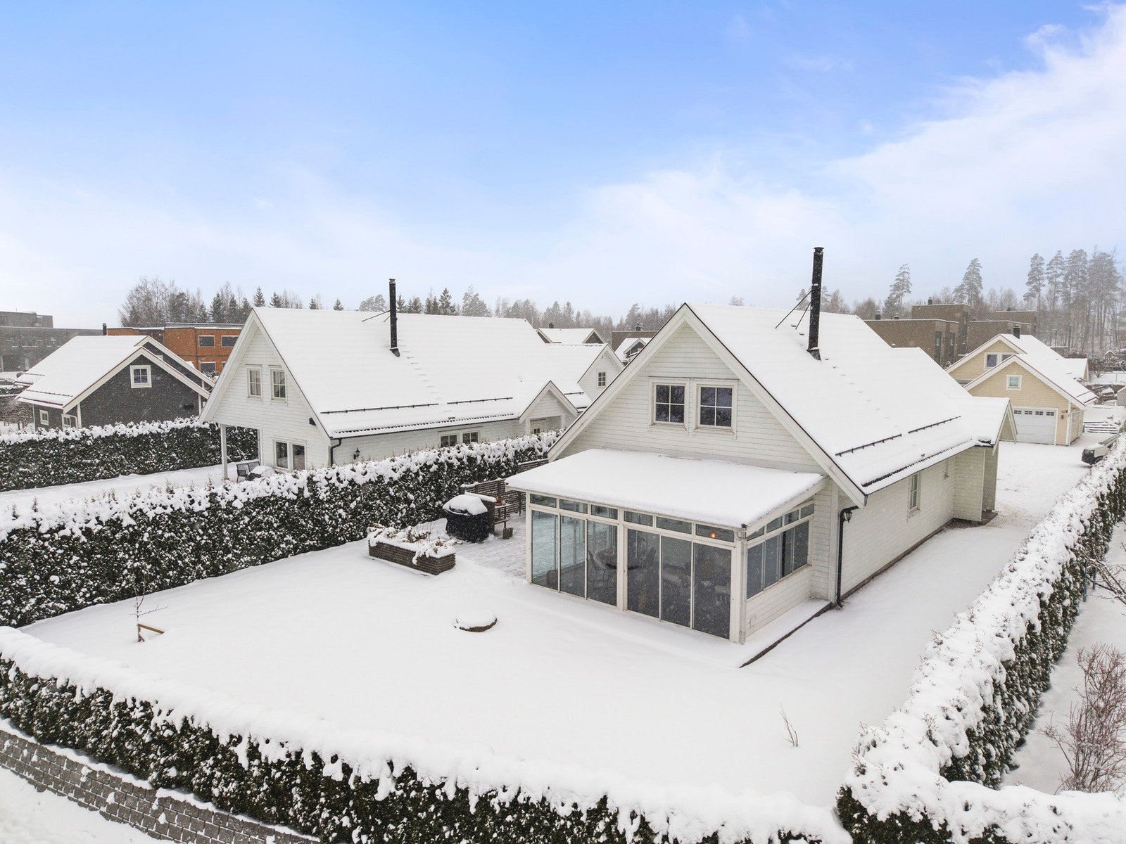 Her bor du stille og tilbaketrukket på en solrik tomt, men samtidig med meget kort gangavstand til barnehager, skoler og idrettsanlegg. Galleribilde