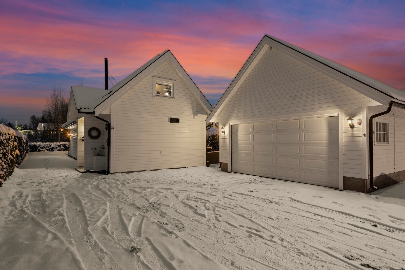 Stor gårdsplass samt dobbelgarasje m/ lader og loft. Galleribilde