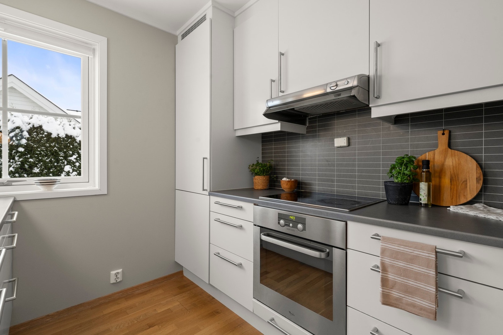 Det er integrerte hvitevarer som er kjøleskap, komfyr, induksjonstopp. Det er opplegg for oppvaskmaskin. Galleribilde