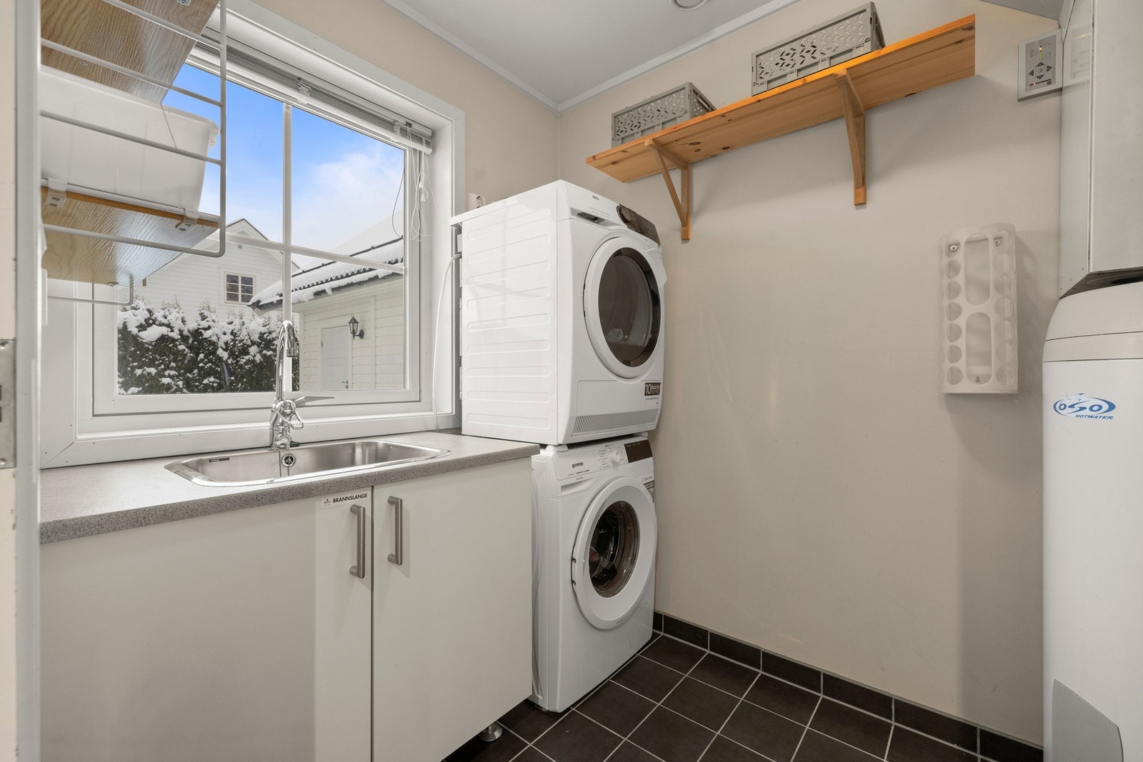 Vaskerommet ligger praktisk til ved entreen. Galleribilde