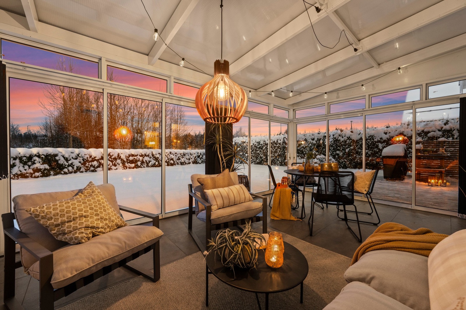 Boligen ligger på en flat, opparbeidet tomt med stor gårdsplass, plenarealer og fine uteplasser. Galleribilde