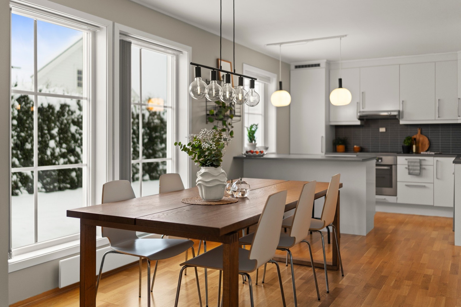 Kjøkkenet og stuen ligger i en delvis åpen løsning. Galleribilde