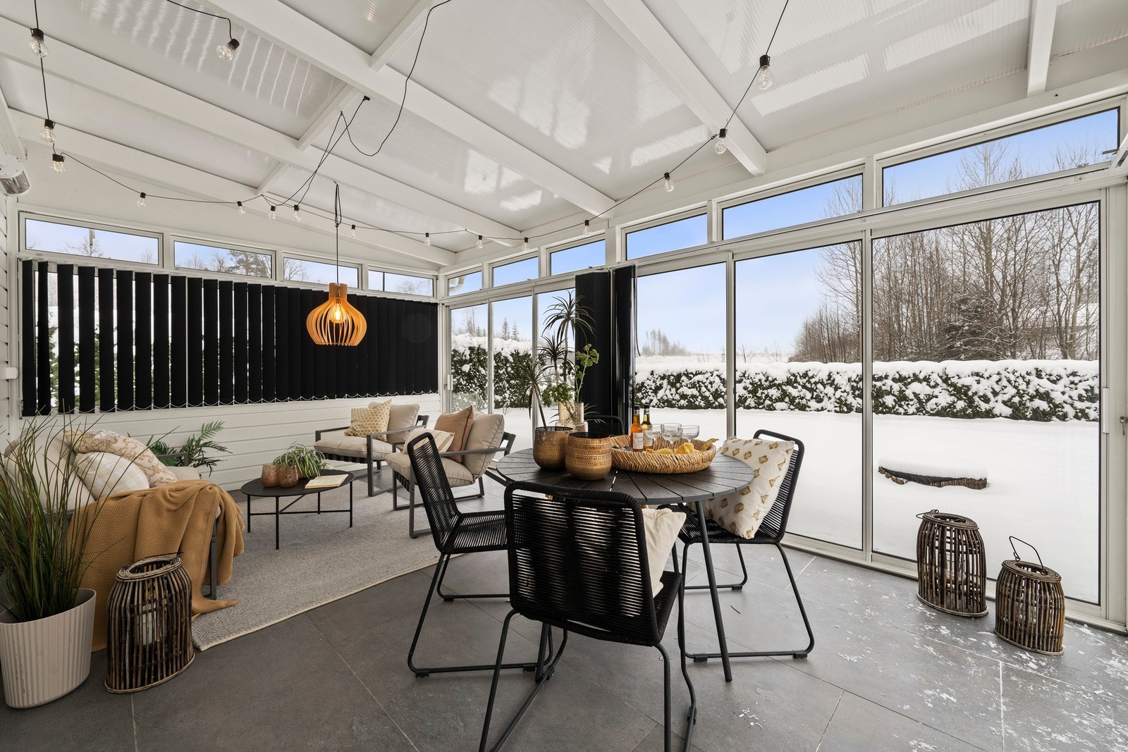 Fra stuen er det utgang til en skjermet innglasset utestue på 20 kvm - med varmelamper. Galleribilde