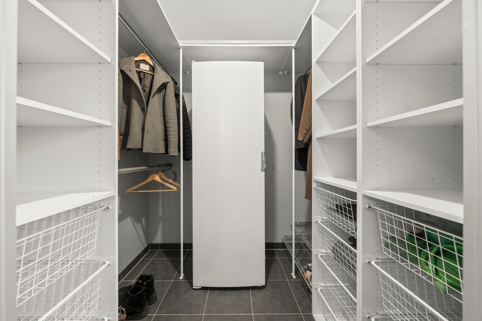 For mer oppbevaring er det kott, kneloft samt hems på garasje for oppbevaring - godt med lagring. Galleribilde