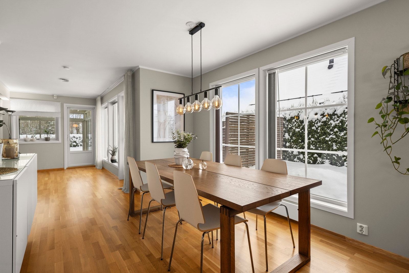 I overgangen mellom kjøkken og stue er det plass til stort spisebord for hele familien. Galleribilde