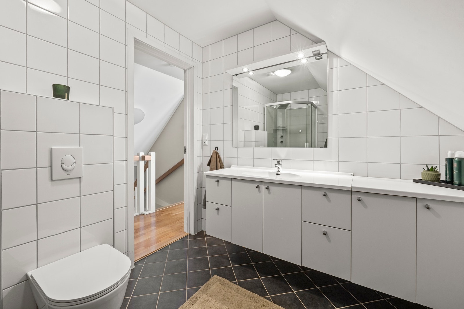 Badet i andre etasje har elektriske varmekabler. Galleribilde