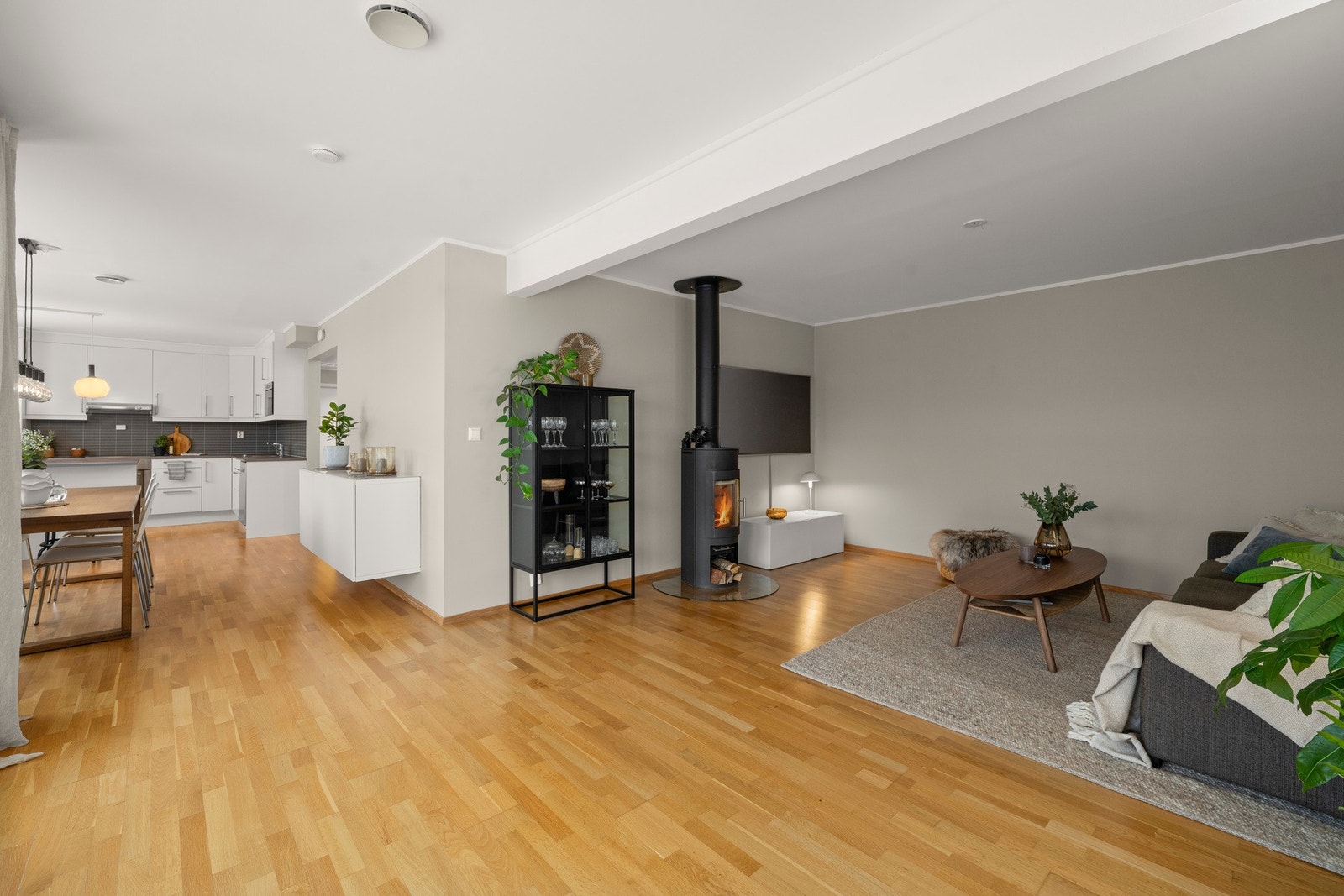 Stuen er av god størrelse med plass til møblering i flere soner. Galleribilde