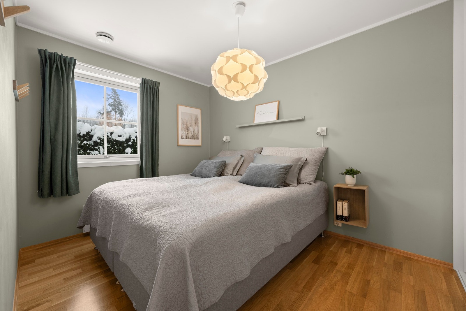 Boligen har i dag 4 soverom av god størrelse, det er også plass til rom nr. 5 i loftstuen. Galleribilde