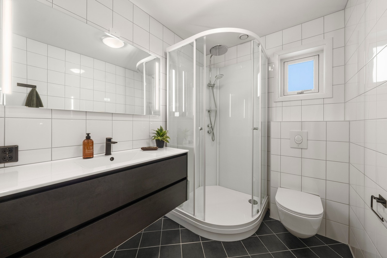 Boligen har 2 bad i hver etasje. Elektriske varmekabler. Galleribilde