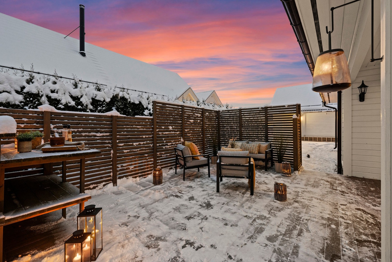 Terrassen er på ca. 52 kvm og det er levegger og blomsterkasser av tre. Galleribilde