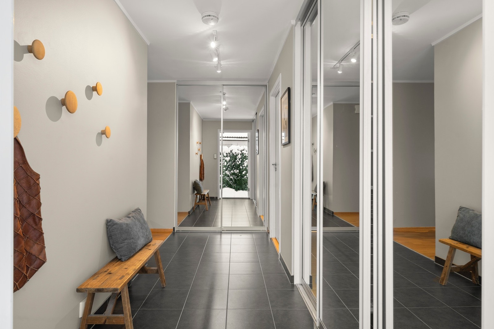 I entreen er det et stort garderoberom bak skyvedører med plass til oppbevaring av diverse klær og utstyr. Galleribilde