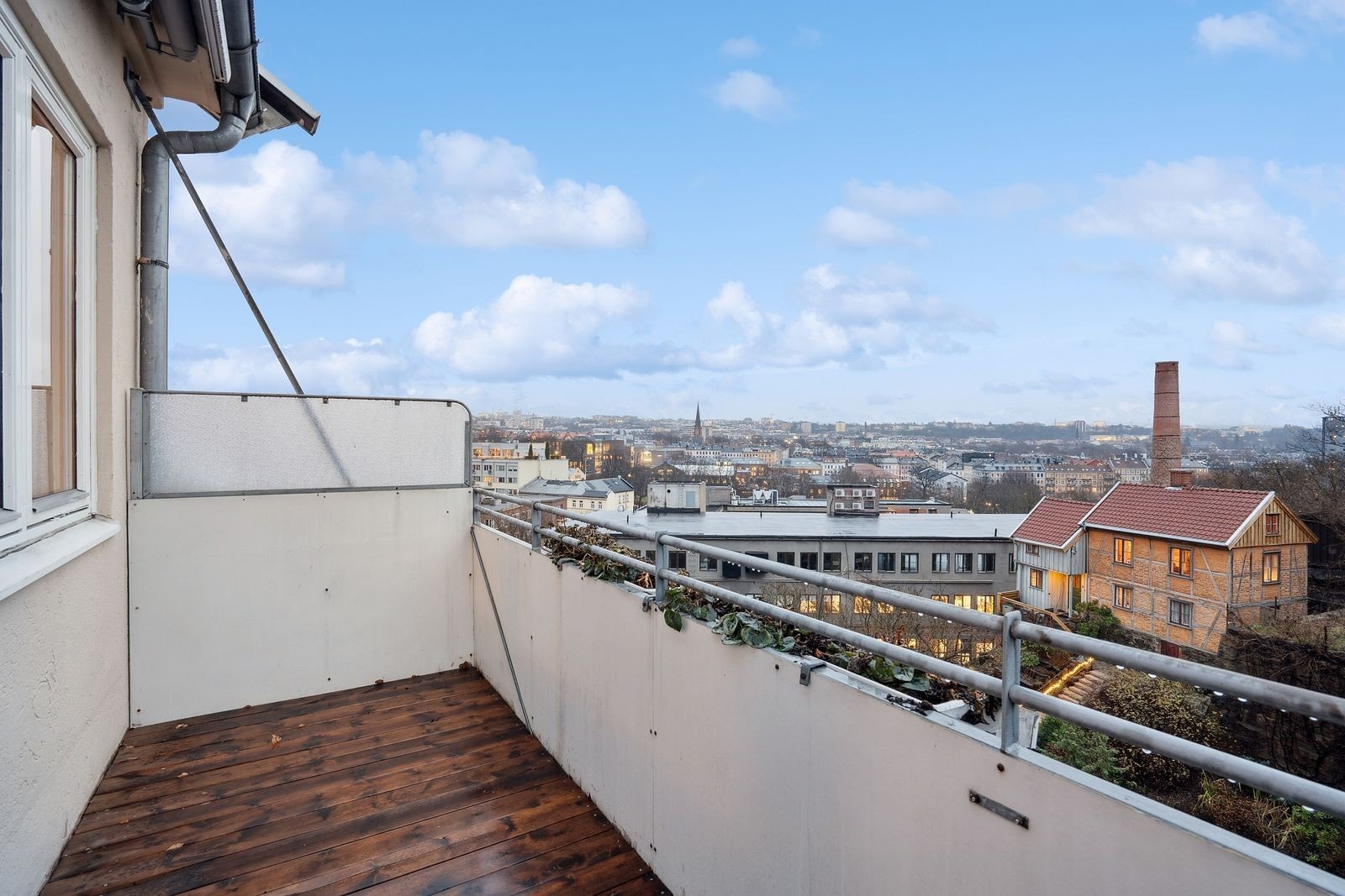 Balkong med gode solforhold, flott utsikt og markise. Galleribilde