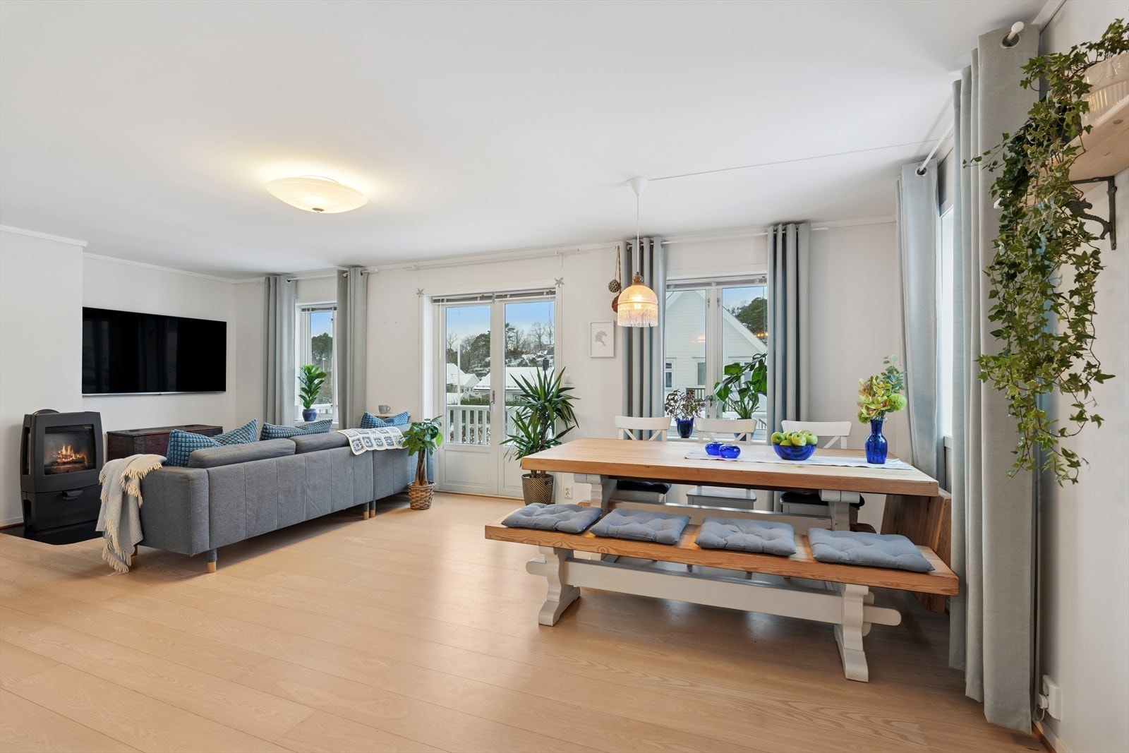 Stuen har god plass til både dagligstue og spisestuemøblement Galleribilde