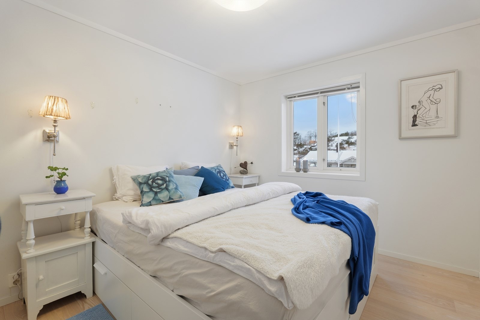 Hovedsoveværelset er romslig og har også lun parkett på gulv Galleribilde