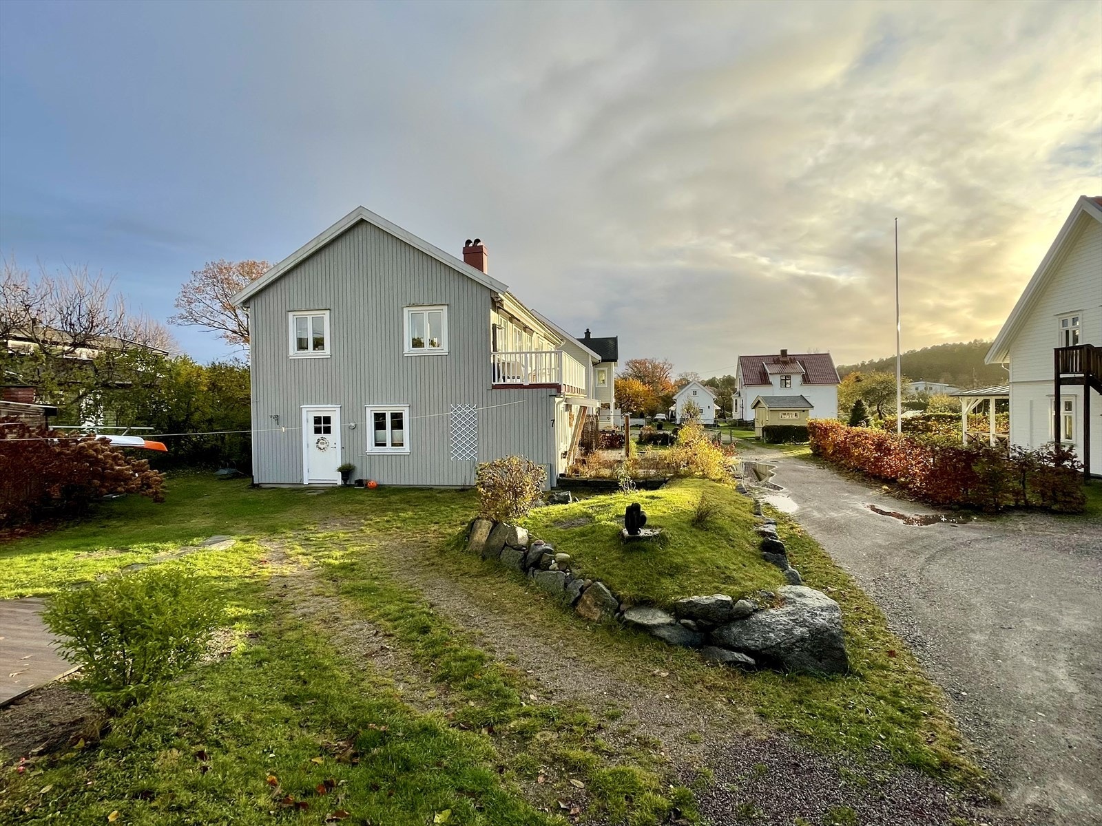 Boligen er beliggende i fredelig blindvei med hyggelige naboer Galleribilde