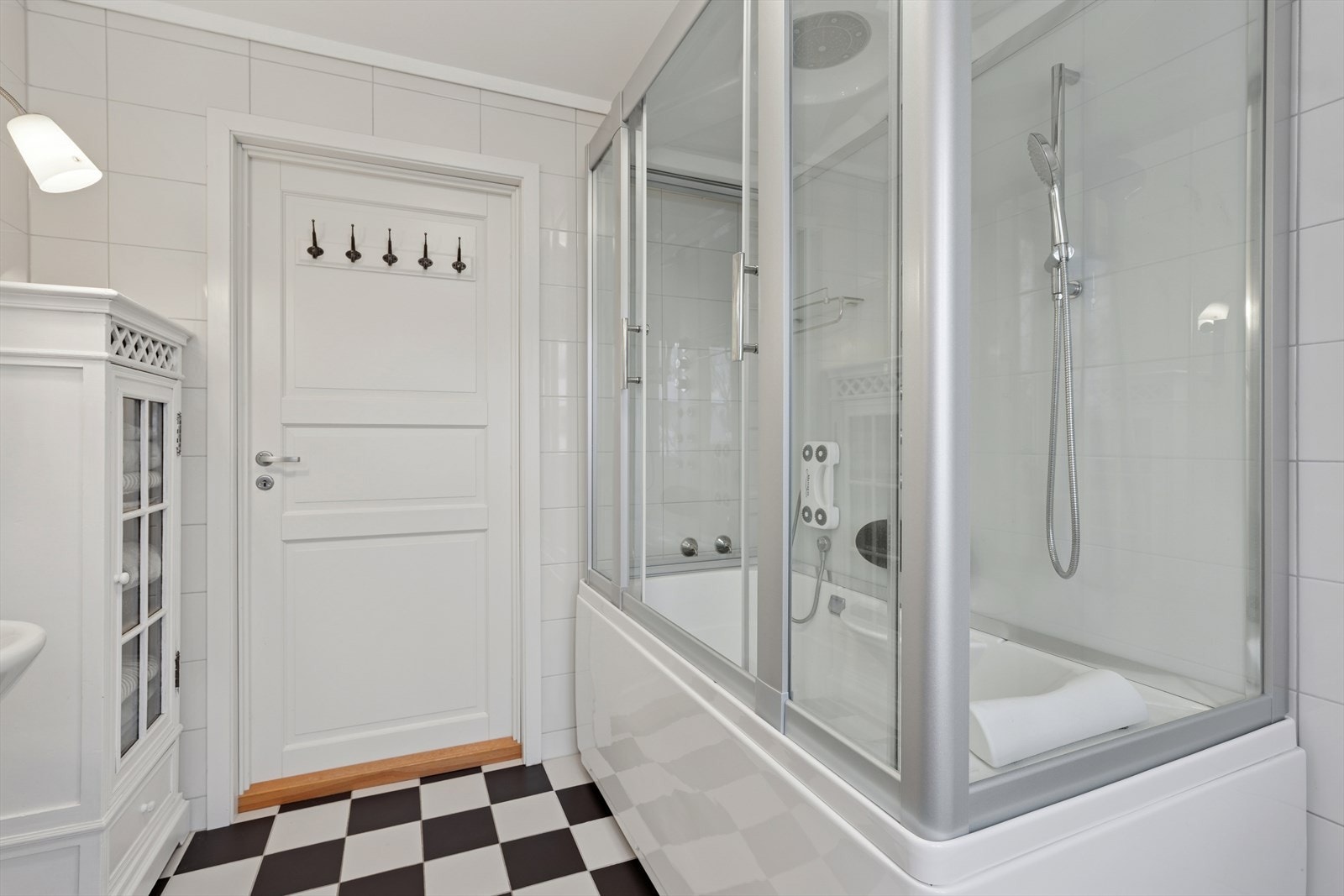 Dusjkabinettet er nytt og byr på flere funksjoner som regnfallsdusj Galleribilde