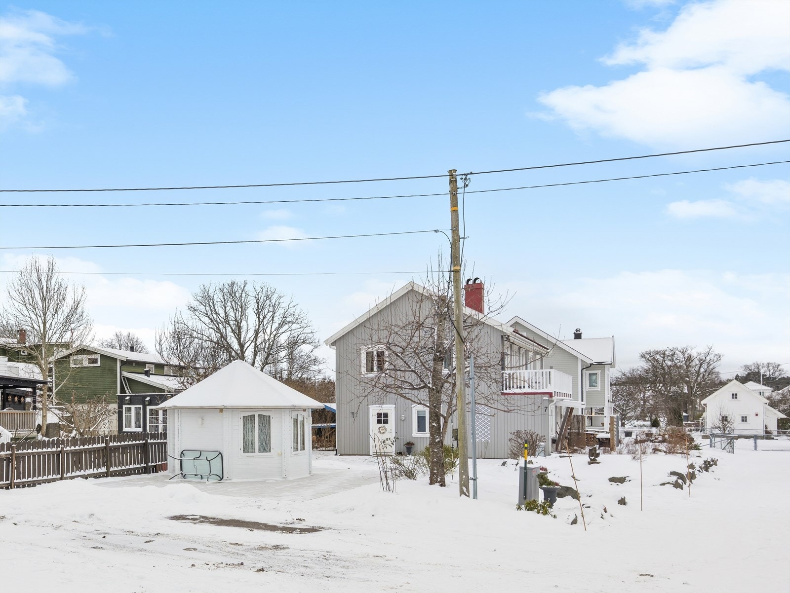 Tomten byr på godt med parkeringsplasser på egen tomt Galleribilde