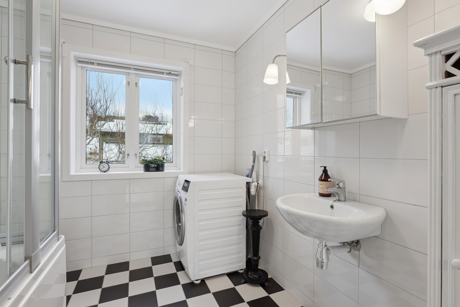 Her er det servant, toalett, opplegg for vaskemaskin samt herlig dusjkabinett med badekar Galleribilde