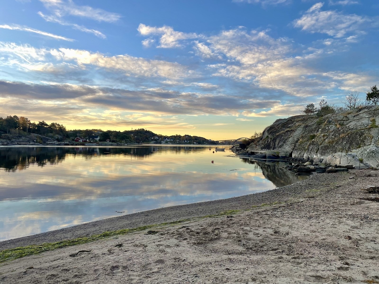 Her er det sandstrand og gode muligheter for å sette ut kajakken Galleribilde