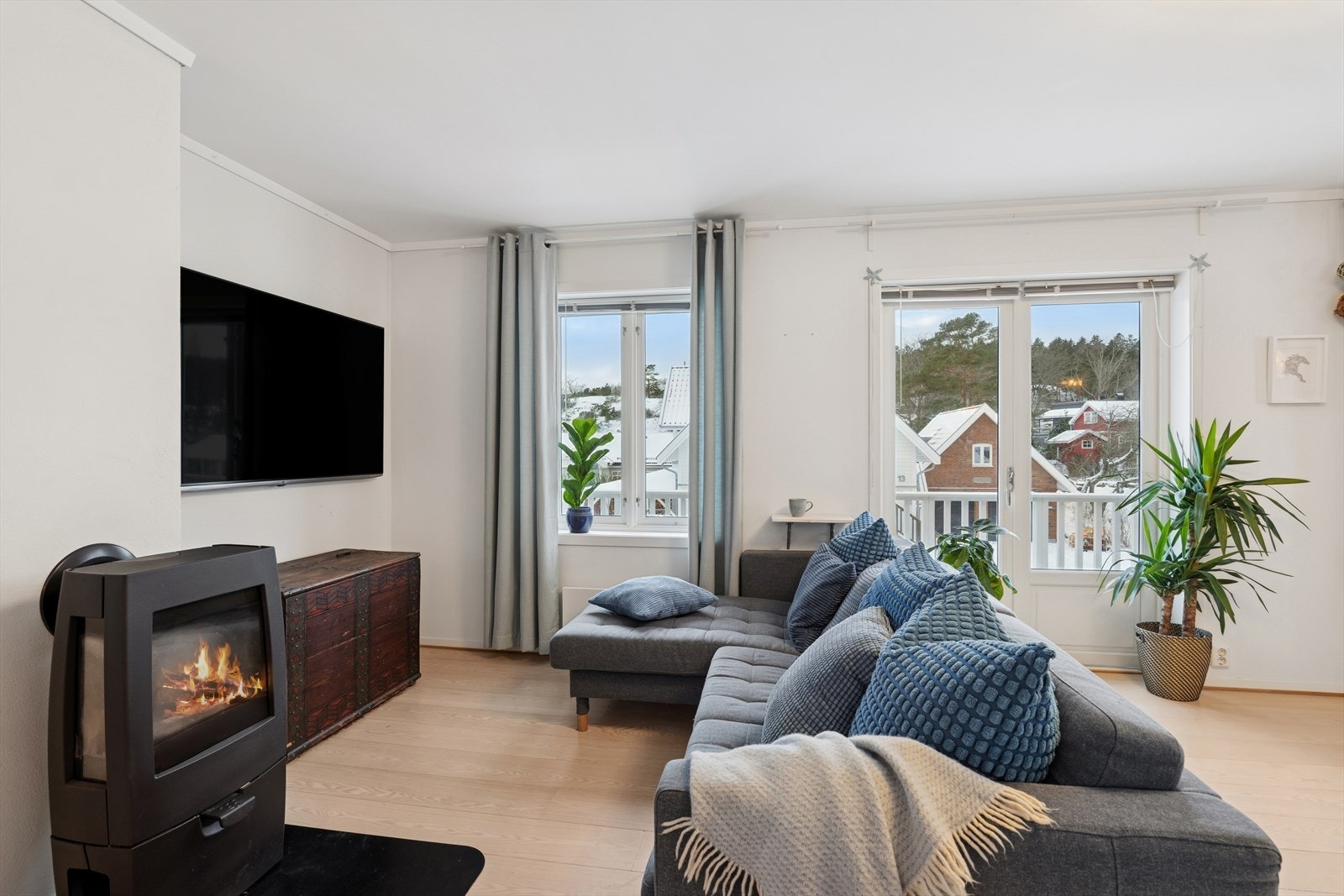 Fra stue er det utgang til solrik vestvendt veranda Galleribilde