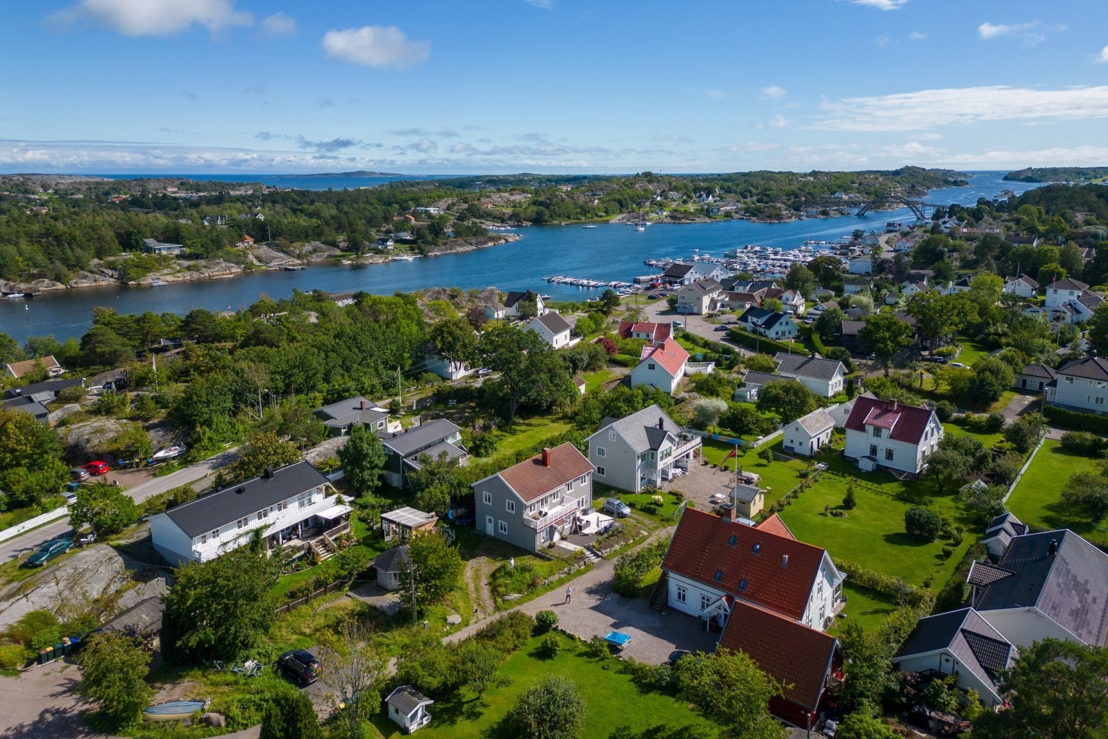Fra eiendommen er det kort vei til flott badeplass på Regnbuen Galleribilde
