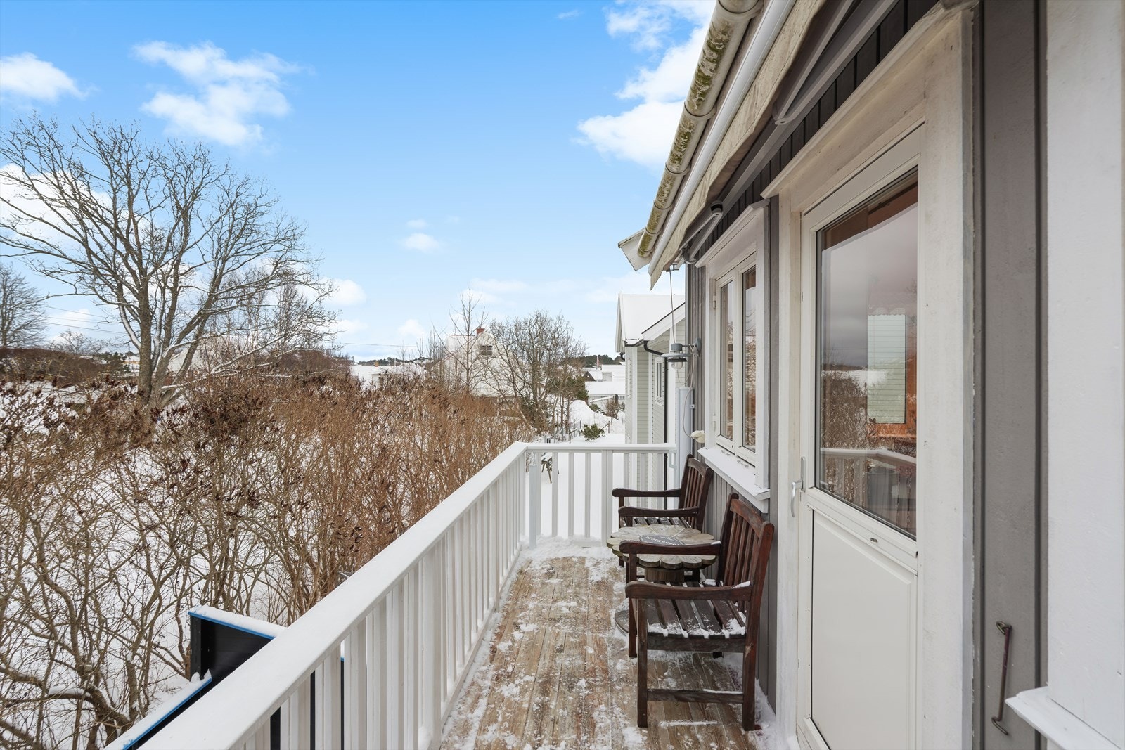 Balkongen har plass til møblement og er et godt sted å starte dagen Galleribilde