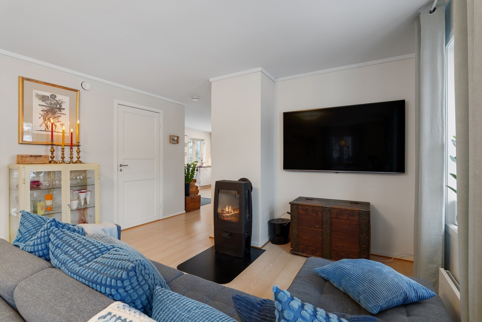 Fra stue er det enkel adkomst til praktisk adskilt kjøkken Galleribilde